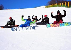 A group of snowboarders during the Adult Snowboarding Lessons (from 12 y.) for Beginners with Scuola Sci Freeski Roccaraso.