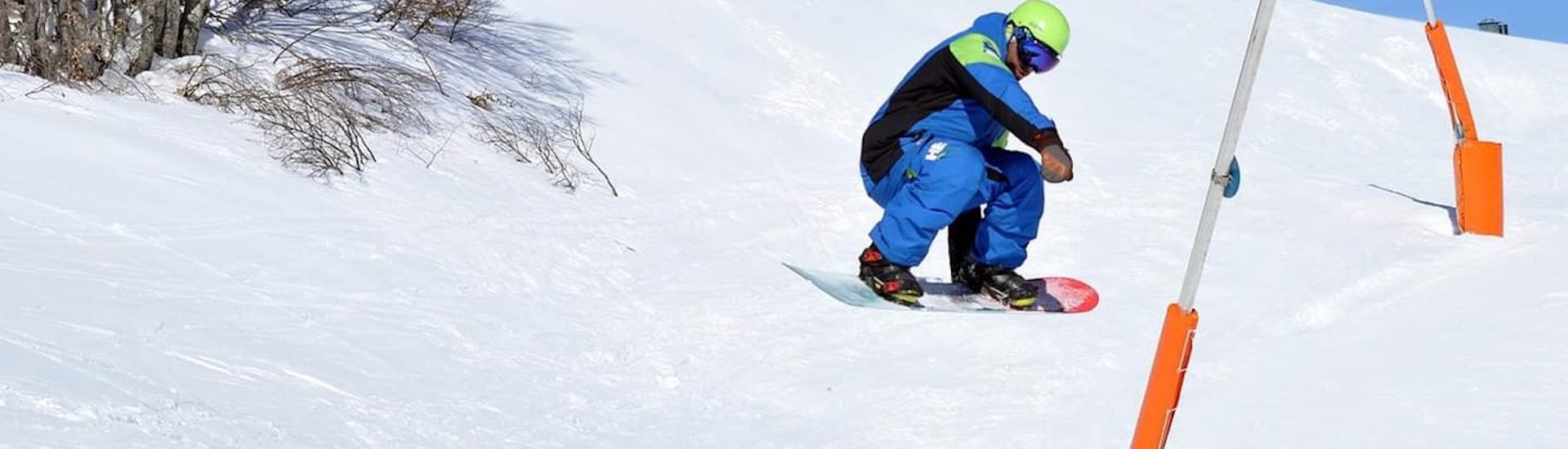 Un rider durante le Lezioni di snowboard per adulti principianti (dai 12 anni) con Scuola Sci Freeski Roccaraso.