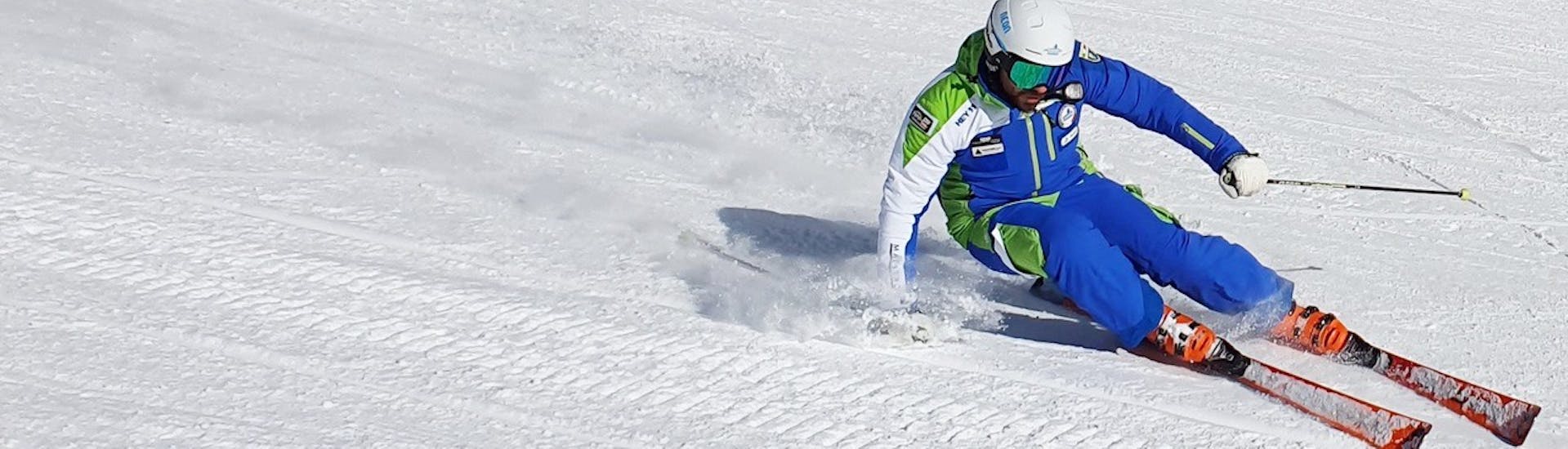 Uno sciatore in pista durante le Lezioni private di sci per adulti per tutti i livelli con Scuola Sci Freeski Roccaraso.