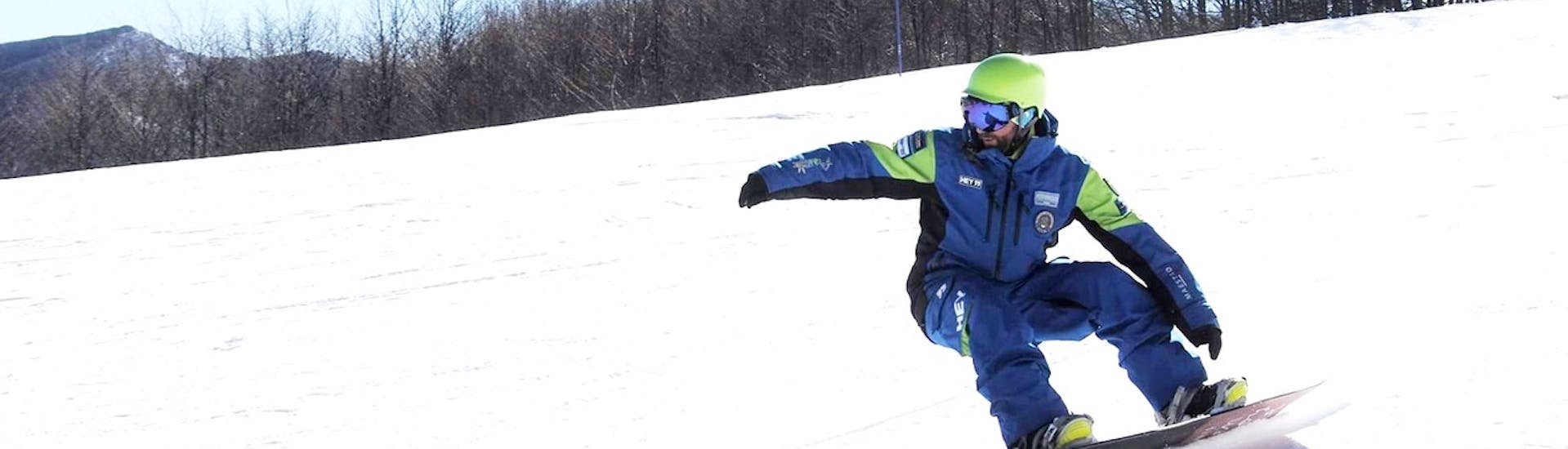 Un rider in pista durante le Lezioni private di snowboard per tutte le età e i livelli con Scuola Sci Freeski Roccaraso.