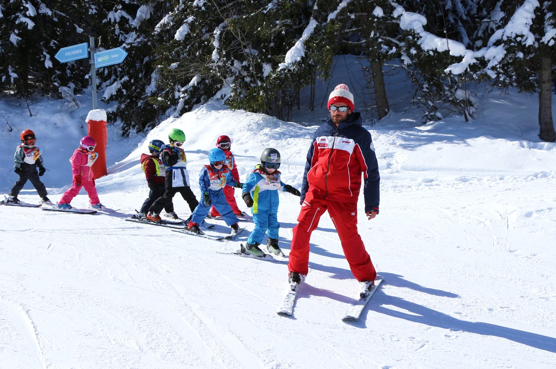 Kids are skiing behind their instructor during their Kids Ski Lessons (3-12 y.) for All Levels with ESF La Tania.