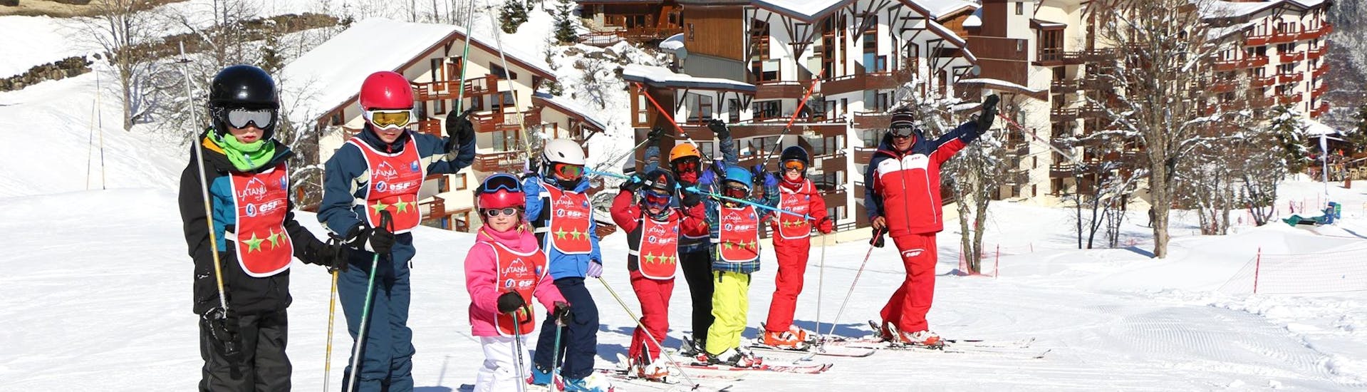 Kinderen staan op de piste tijdens hun Kids Ski Lessen (3-12 j.) voor alle niveaus bij ESF La Tania.