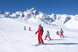 Kinderen skiën met hun instructeur tijdens de Kids Ski Lessen "Max 7" (4-12 j.) bij ESF La Tania.