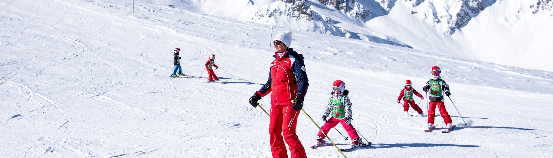 Kids are skiing with their instructor during their Kids Ski Lessons "Max 7" (4-12 y.) with ESF La Tania.