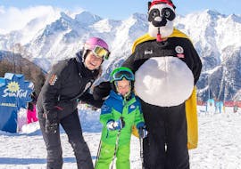 Les enfants s'amusent avec la mascotte Bobi lors des cours de ski pour enfants (4-15 ans) pour débutants avec Skischule Grächen - Zenklusen Sport.
