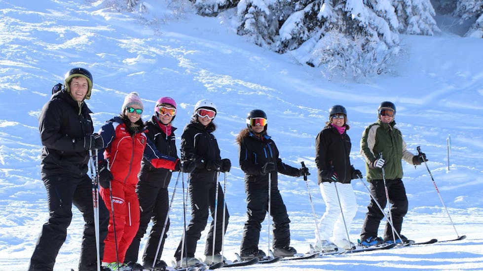 Skiers are standing in line for a picture during their Adult Ski Lessons (from 13 y.) for All Levels with ESF La Tania.