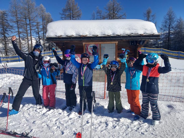 Na de race zijn de kinderen blij met hun medailles bij de kinderskilessen (4-15 j.) for Advanced Skiërs.