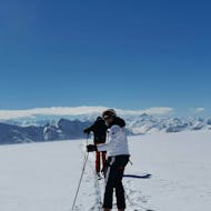 2 participants aux cours de ski pour adultes (dès 16 ans) pour Débutants font leurs premiers essais de freinage avec l'école de ski de Grächen - Zenklusen Sport.