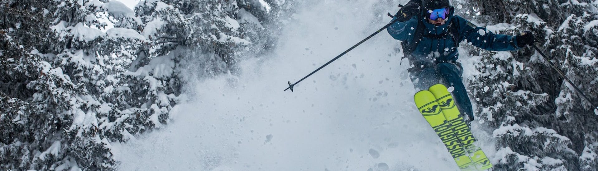Een skiër springt in ander terrein tijdens de skilessen voor volwassenen (vanaf 16 jaar) voor gevorderden met Skischule Grächen - Zenklusen Sport.