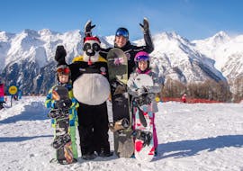 Kinderen gaan op de foto met de mascotte Bobi bij de snowboardlessen voor kinderen en volwassenen (vanaf 4 jaar) voor beginners met Skischule Grächen - Zenklusen Sport.