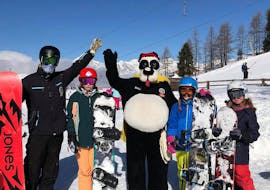 Kinderen vermaken zich tijdens snowboardlessen voor kinderen en volwassenen (vanaf 4 jaar) met Skischule Grächen - Zenklusen Sport.