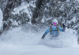 Een deelnemer skiet in de verse nieuwe sneeuw bij de privé skilessen voor volwassenen (vanaf 16 jaar) van alle niveaus met Skischule Grächen - Zenklusen Sport.