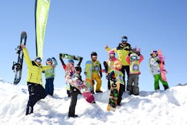 Des enfants prennent une photo de groupe pendant leur Cours de snowboard pour Enfants (5-13 ans) avec Prosneige Val Thorens & Les Menuires.