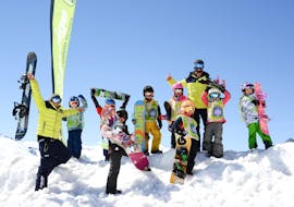 Des enfants prennent une photo de groupe pendant leur Cours de snowboard pour Enfants (5-13 ans) avec Prosneige Val Thorens & Les Menuires.