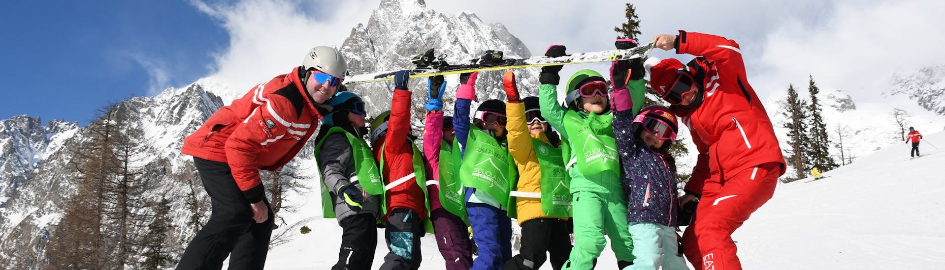 Sommige kinderen maken een groepsfoto tijdens de skilessen voor kinderen (4-12 j.) voor gevorderde skiërs met Scuola di Sci Monte Bianco Courmayeur.