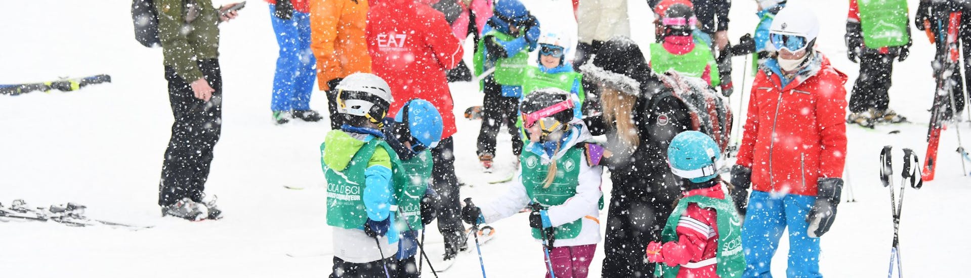 Some kids are getting ready for their descent during the Kids Ski Lessons (4-12 y.) for Advanced with Scuola di Sci Monte Bianco Courmayeur.
