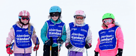 Eine Gruppe von Kids hat Spaß in Zermatt beim Kinder-Skikurs (6-15 J.) für alle Levels mit der Skischule Altitude Ski School Zermatt.