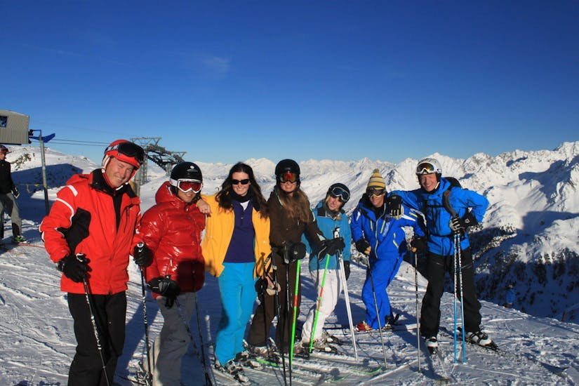Eine Gruppe beim Skikurs für Erwachsene aller Levels mit Altitude Ski School Zermatt machen ein Foto an einem sonnigen Tag in Zermatt.