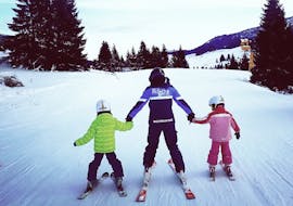 An instructor with some kids during the Private Ski Lessons for Kids (from 3 ½ y.) of All Levels with Scuola Sci Scie di Passione Folgaria.