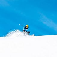 Un maestro di sci durante le Lezioni private di sci per adulti per tutti i livelli con Scuola Sci Scie di Passione Folgaria.