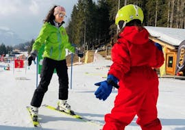 Un bambino con la sua maestra di sci durante le Lezioni private di sci per bambini (dai 4 anni) per tutti i livelli con Scuola Sci Palafavera - Val di Zoldo.