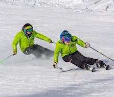 Due maestre di sci della Scuola Sci Palafavera - Val di Zoldo durante le Lezioni private di sci per adulti per tutti i livelli.