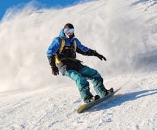 Un partecipante fa snowboard su una pista durante le Lezioni private di snowboard per tutte le età e i livelli con Scuola Sci Palafavera - Val di Zoldo.