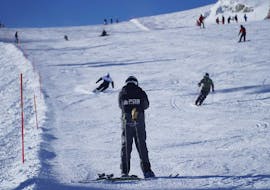 Ein Skilehrer sieht sich das Fahrkönnen der Teilnehmer beim Privaten Skikurs für Erwachsene aller Levels in Verbier an.