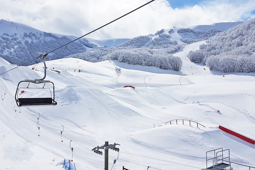 Vista delle piste durante le Lezioni private di sci per bambini per tutti i livelli (dai 4 anni) con Scuola Sci Le Aquile Campo Felice.