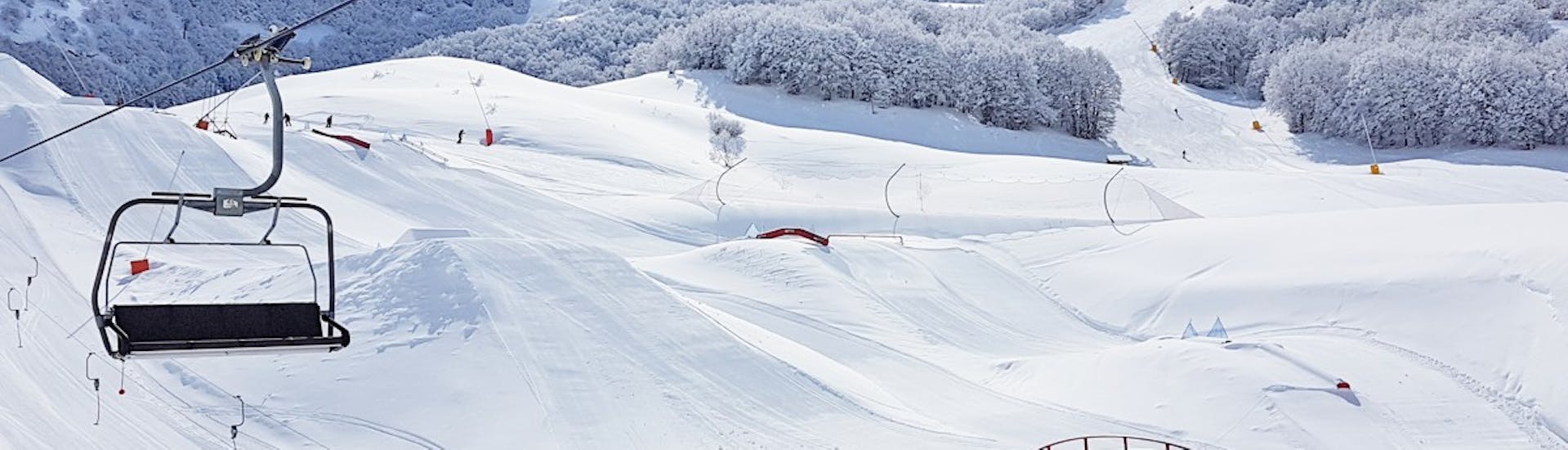Vista delle piste durante le Lezioni private di sci per bambini per tutti i livelli (dai 4 anni) con Scuola Sci Le Aquile Campo Felice.