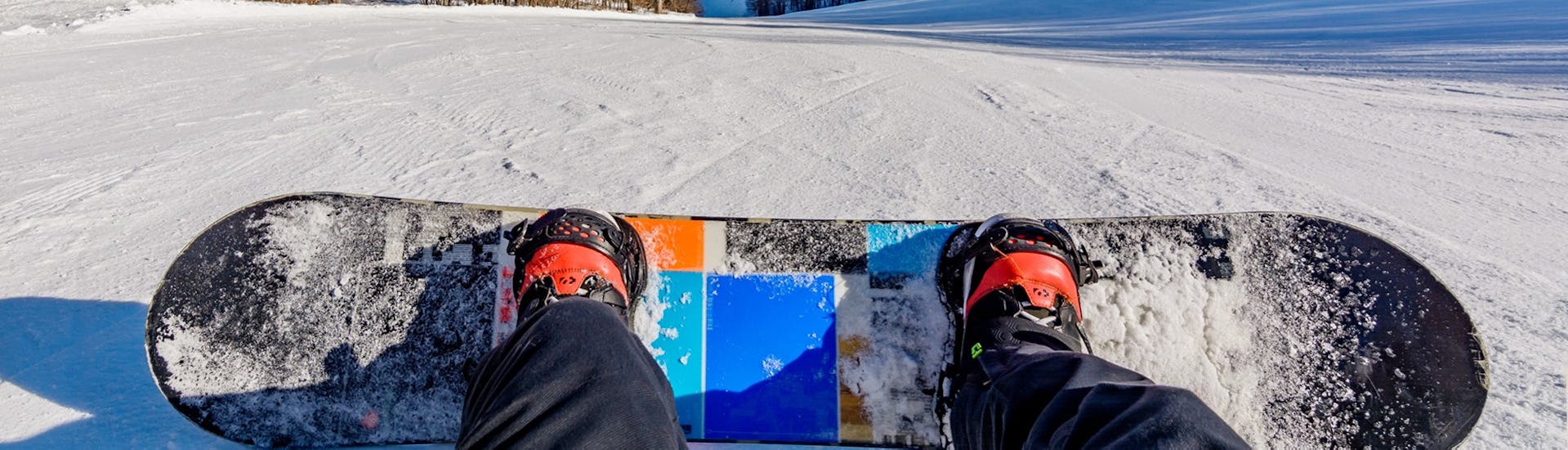 Uno snowboarder fa una pausa durante le Lezioni private di snowboard per tutte le età e i livelli con Scuola Sci Le Aquile Campo Felice.