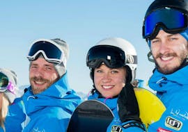 Des amis profitant de leurs leçons privées de snowboard pour tous les niveaux et tous les âges à Andermatt avec Altitude Ski School Verbier & Gstaad.