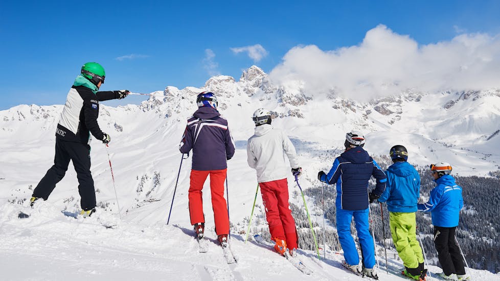 Un gruppo di sciatori osserva il paesaggio durante le Lezioni di sci per adulti per tutti i livelli con Scuola Sci Le Aquile Campo Felice.