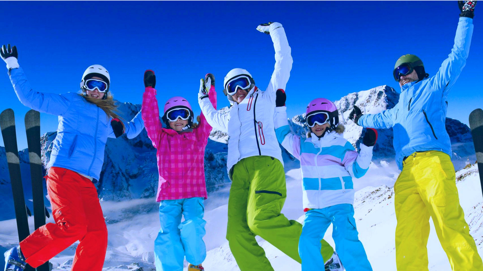 A group of kids with the instructors during the Kids Ski Lessons (4-12 y.) for All Levels with Scuola Sci Le Aquile Campo Felice.