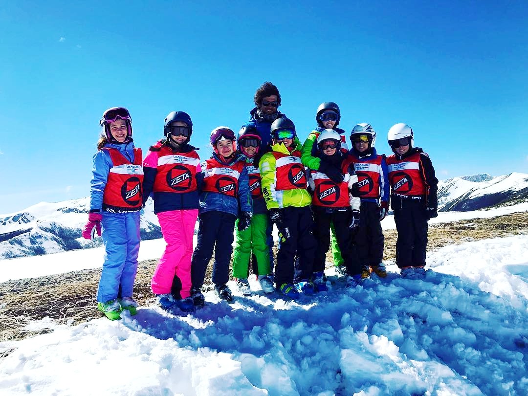 Kids having fun during the Kids Ski Lessons (4-12 y.) for All Levels with Scuola Sci Le Aquile Campo Felice.