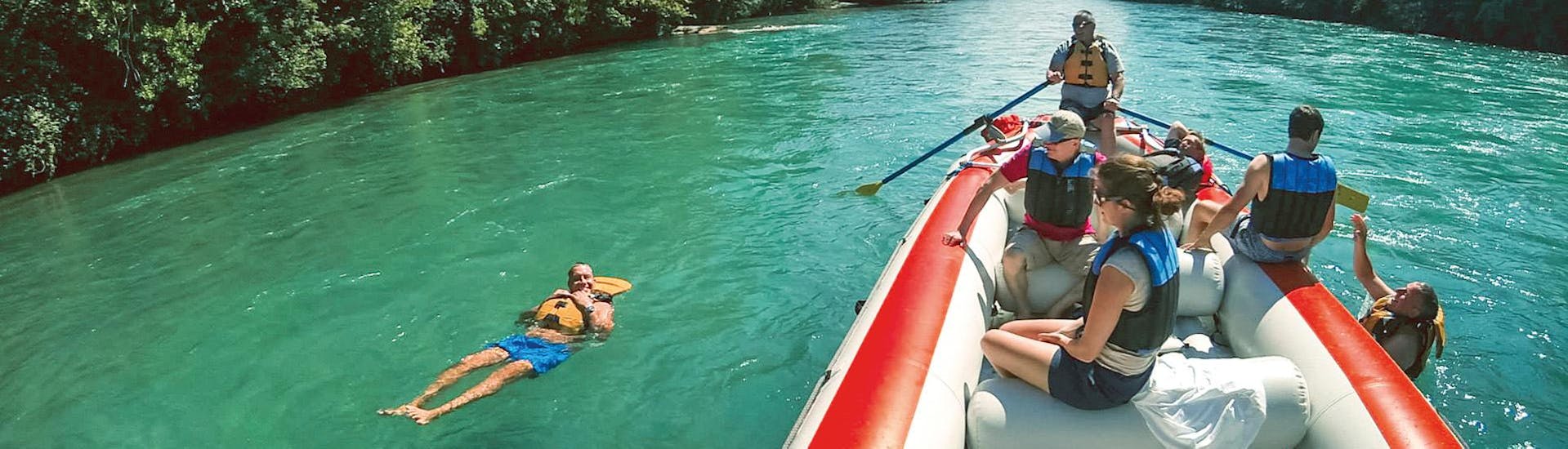 Relaxed Rafting on the Aare River.