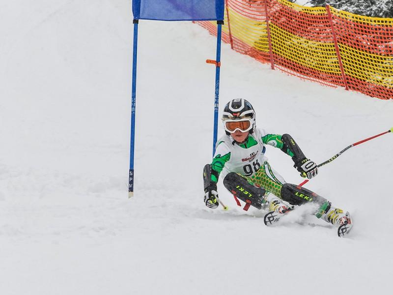 A child skis a race course at the private kids ski lessons in Fügen-Spieljoch for all levels with skiCHECK Spieljoch & Hochfügen.