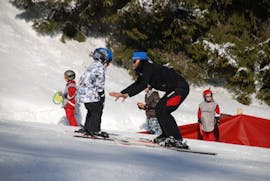 A child skis the race course at the Kids Ski Lessons (4-5 y.) "Tiny Tots" for Skiers with Experience from Skischule Stubai Tirol.