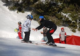 A child skis the race course at the kids ski lessons (3-4 yrs) "Zwergerlkurse" for skiers with experience with Skischool Stubai Tirol.
