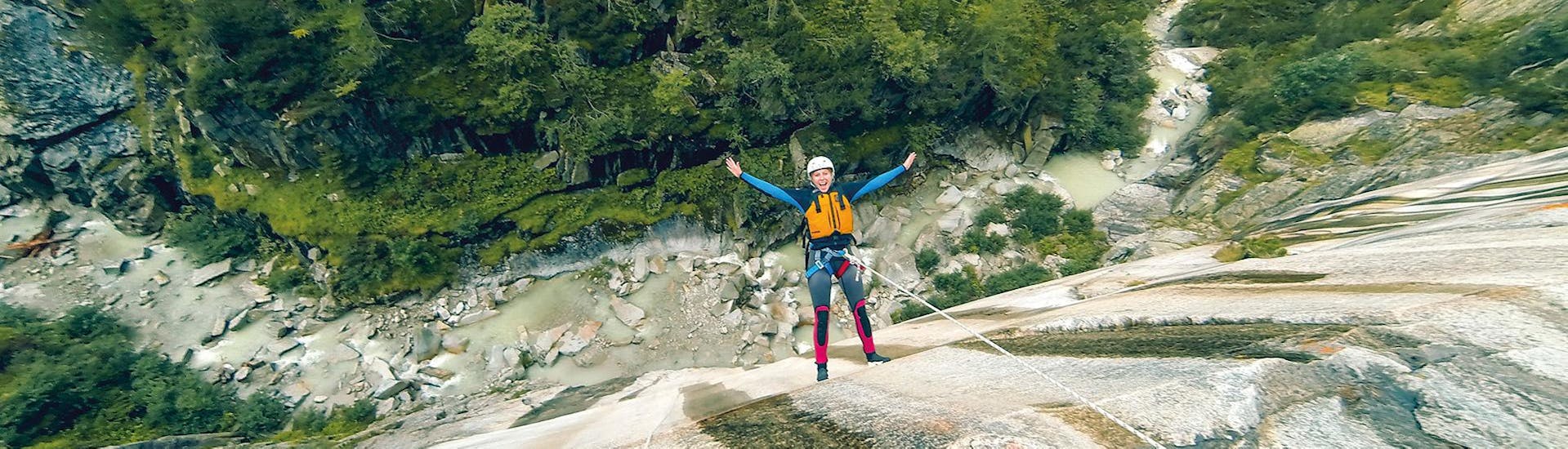Un homme en train de descendre en rappel pendant le Canyoning dans le canyon de Grimsel pour les Courageux avec Outdoor Switzerland AG.