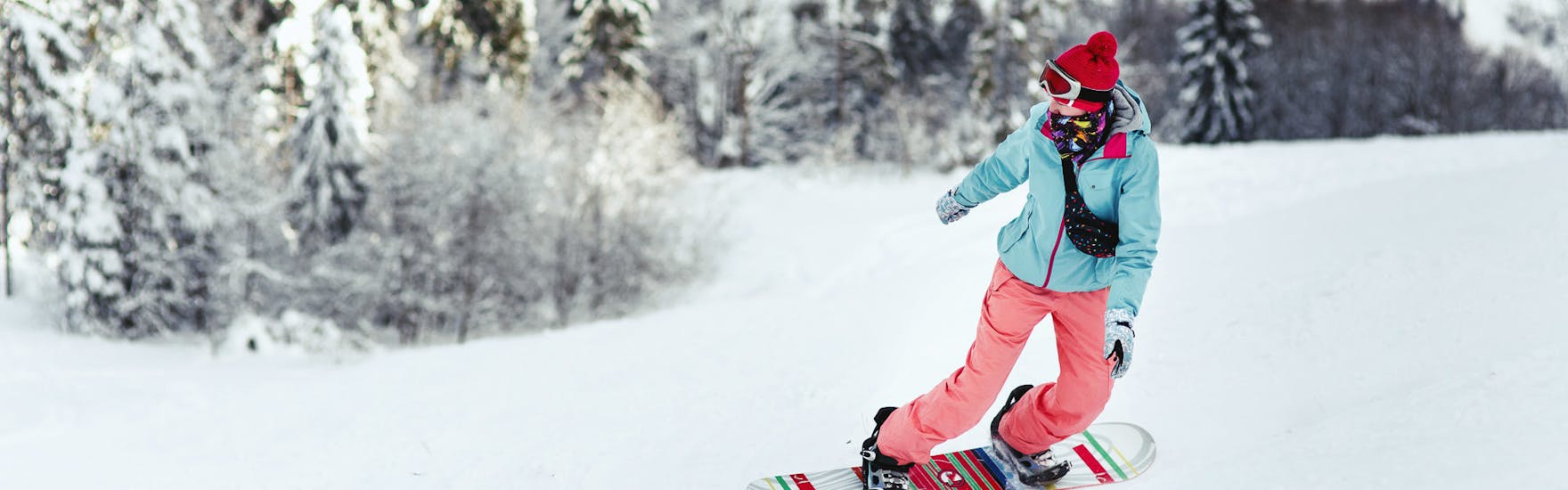 Una mujer toma Clases de snowboard para niños (a partir de 4 años) y adultos de todos los niveles con Ski Base Cerler.