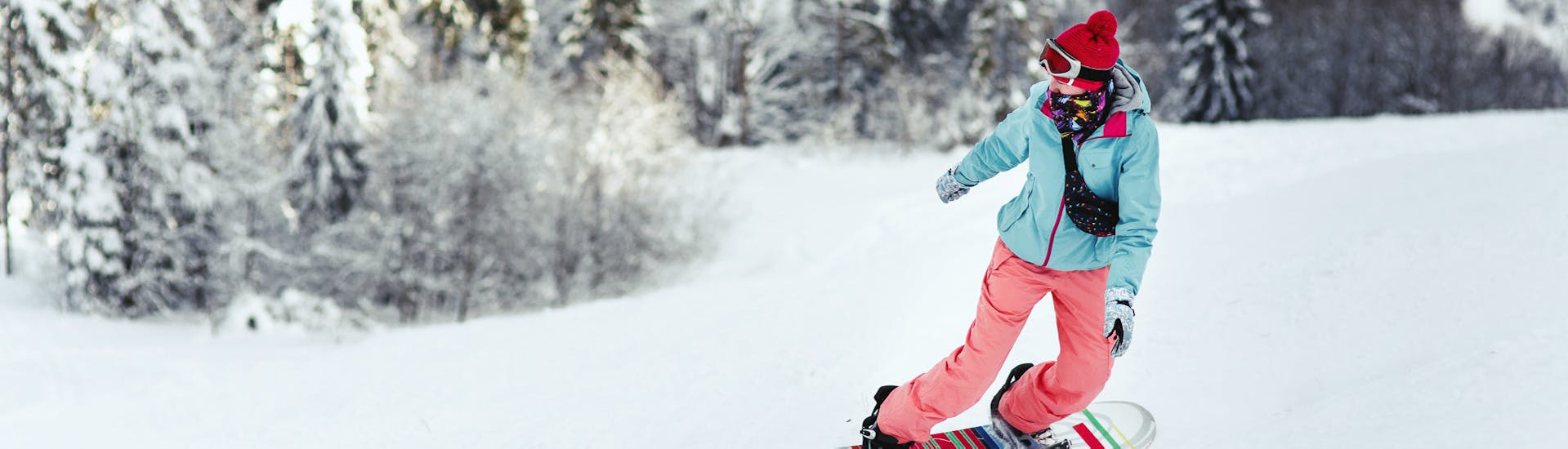 Une femme prenant une leçon de snowboard pour Enfants (à partir de 4 ans) et Adultes de Tous Niveaux avec Ski Base Cerler.