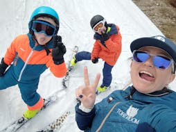 Children have fun during Kids Ski Lessons (6-12 y.) for All Levels - Max. 4 per group with École de ski Moonshot La Bresse.