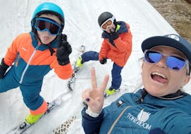 Des petits apprécient les Cours de ski Enfants (6-12 ans) pour Tous Niveaux - Max. 4 pers. avec École de ski Moonshot La Bresse.