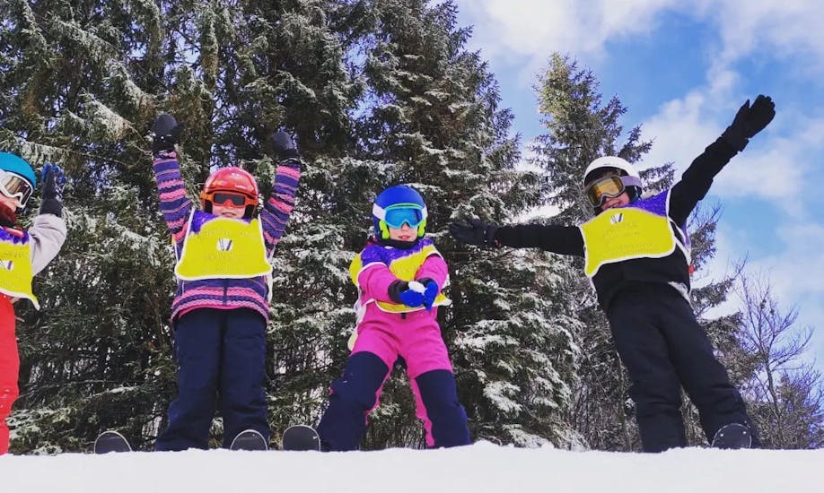 Kids enjoying Kids Ski Lessons (6-12 y.) for All Levels - Max. 4 per group with École de ski Moonshot La Bresse.