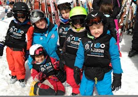 Niños aprendiendo a esquiar durante una clase de esquí para principiantescon Neomountain club valdesqui.