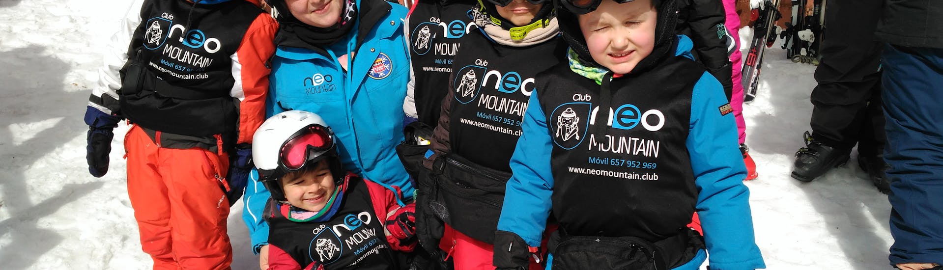 Niños aprendiendo a esquiar durante una clase de esquí para principiantescon Neomountain club valdesqui.