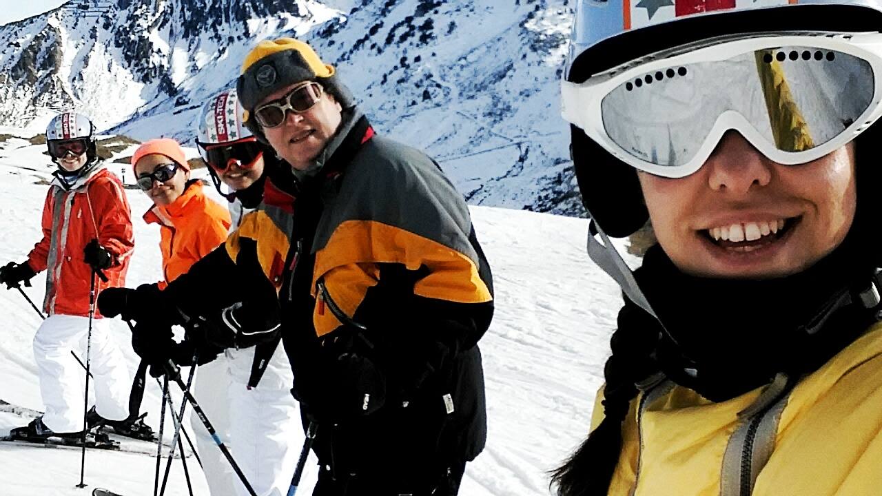Un grupo de adultos realiza unas Clases de Esquí para Todos los Niveles con Neomountain Club Valdesquí.