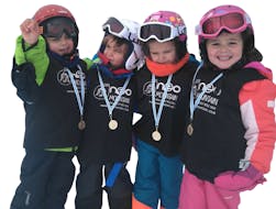 Una clase de snowboard para niños en Valdesquí tiene lugar con Neomountain Club Valdesquí.