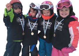A snowboarding lesson for kids in Valdesqui takes places with Neomountain Club Valdesquí.